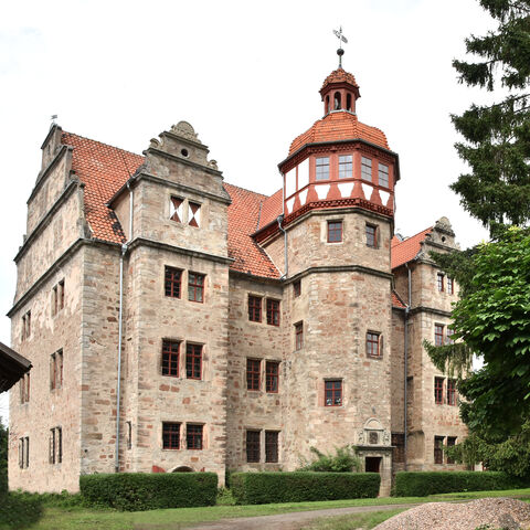 1. Platz beim Hessischen Denkmalschutzpreis 2021: das Herrenhaus Herleshausen-Nesselröden Ein herrschaftliches Haus mit Türmchen