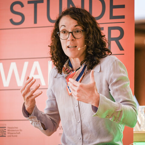 Wissenschaftsministerin Angela Dorn lud zur "Stunde der Wahrheit" nach Baunatal ein Wissenschaftsministerin Angela Dorn beim Reden