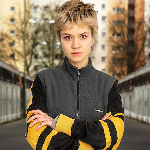Szene aus "Becoming Charlie" Szene aus "Becoming Charlie": Die Hauptdarstellerin Lea Drinda steht mit verschränkten Armen und herausforderndem Blick auf einer Brücke