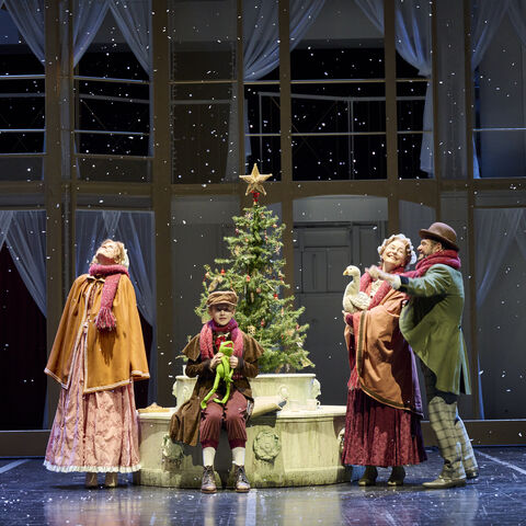 Hessens Kultur im Advent erleben Szene aus "Scrooge": Die heilige Familie um einen Weihnachtsmarkt