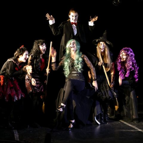 Bei den Proben zu „Faust“, einem kulturellen Integrationsprojekt des Main-Taunus-Kreises. Szene aus einem Theater-Integrationsprojekt: Die Darstellerinnen und Darsteller sind wie Hexen und Zauberer verkleidet, tragen bunte Kostüme und lange Perrücken und stehen lachend zusammen