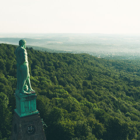 Der Bergpark Wilhelmshöhe ist UNESCO-Welterbe seit 2013. Blick in den Bergpark Wilhelmshöhe mit der Herkules-Statue.