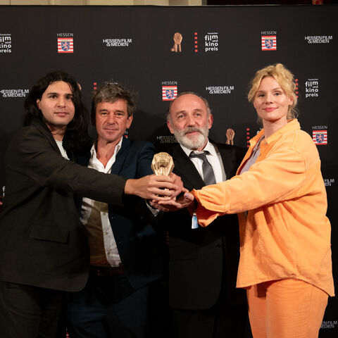 Der Ensemblepreis des Hessischen Rundfunks ging an den Cast von "Was man von hier aus sehen kann" Der Cast von "Was man von hier aus sehen kann" mit der Löwenstatue