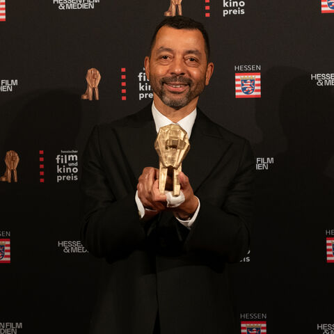 Oliver Hardt, Gewinner in der Kategorie "Bestes Drehbuch" Oliver Hardt, Gewinner in der Kategorie "Bestes Drehbuch", mit der Löwenstatue