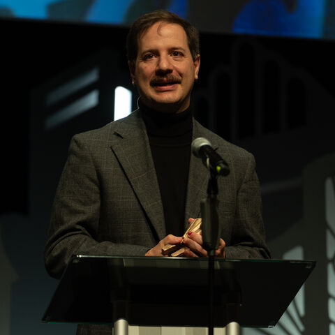 Emiliano Proietti hat mit seinem Dokumentarfilm „Work in Transition“ in der Kategorie "Bester Hochschulabschlussfilm" gewonnen. Emiliano Proietti am Rednerpult. Er hat in der Kategorie "Bester Hochschulabschlussfilm" gewonnen.