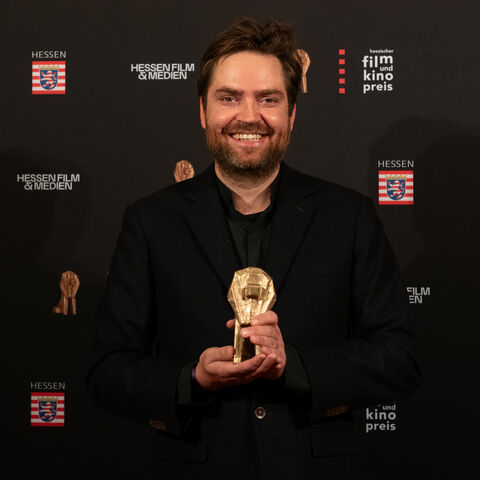 Mario Pfeifer, Regisseur von "Zelle 5 - Eine Rekonstruktion", Gewinner in der Kategorie "Bester Kurzfilm" Mario Pfeifer, Regisseur von "Zelle 5 - Eine Rekonstruktion", mit der Löwenstatue
