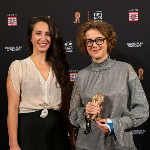 Livia Theuers (r) Film "Das Kino sind wir" wurde mit einem Sonderpreis der Filmpreisjury ausgezeichnet. Jurymitglied Asli Özarslan mit Preisträgerin Livia Theuer