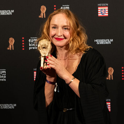 Brigitte Hobmeier hat den Schauspieler*innenpreis in der Kategorie Beste Nebenrolle gewonnen. Brigitte Hobmeier mit der Löwenstatue