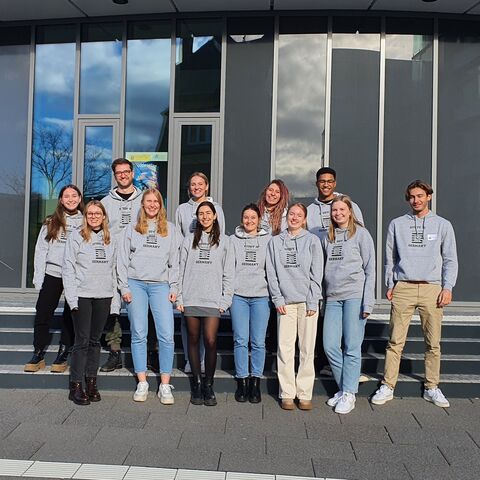 Stipendiatinnen und Stipendiaten des Landeshochschulprogramms mit Queensland 2024 stehen vor der FRAUAS.