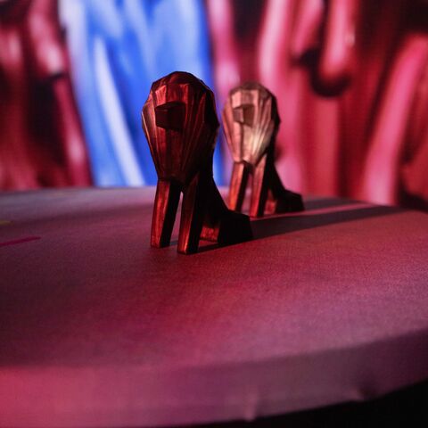 Die Preistrophäen des Hessischen Film- und Kinopreises.