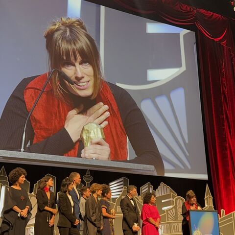 Der Sonderpreis der Jury geht an die Fusionmusikerin Marja Burchard, die die Musik für „Shahid“ komponiert hat. Die Fusionmusikerin Marja Burchard verbeugt sich vor dem Publikum
