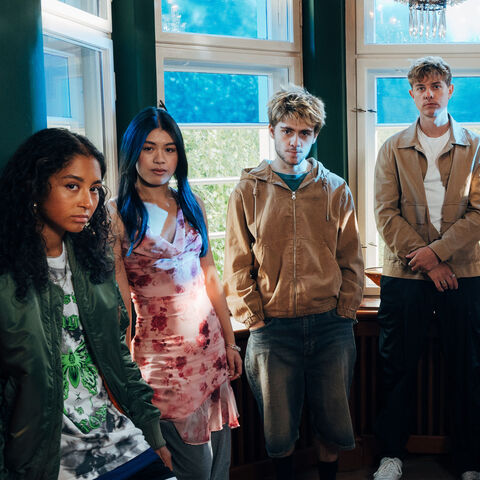 Das Ensemble von "Schattenseite": Samirah Breuer (Rolle Nola), Tanya Nguyen (Rolle Patricia), Florian Geißelmann (Rolle Corvin), Jonas Ems (Rolle Yannick), Ludger Bökelmann (Rolle Simon), Marven Gabriel Suarez-Brinkert (Rolle Falvio). Das Ensemble von "Schattenseite" steht am Fenster