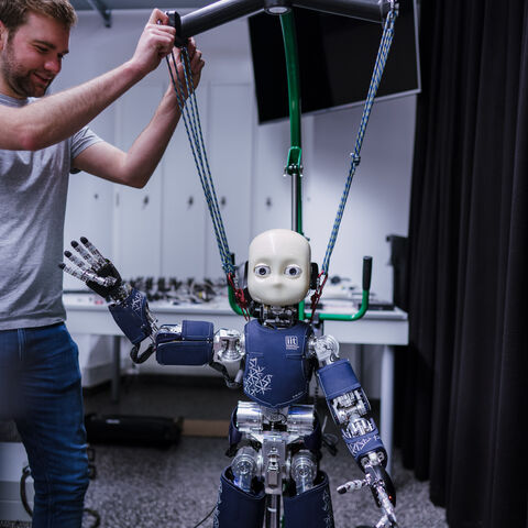 Entdeckt Hessens Forschungslandschaft! Ein Forscher leitet einen kleinen Roboter an.