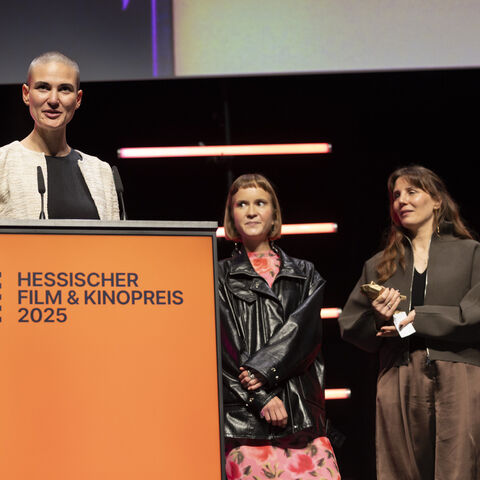 Die Frankfurter Buchmesse vergibt ihren „Preis der Frankfurter Buchmesse für die beste Adaption“ beim Hessischen Film- und Kinopreis 2025. Die Auszeichnung geht an „22 Bahnen“ von Mia Maariel Meyer. Der Film basiert auf Caroline Wahls gleichnamigen Bestseller. Das Drehbuch stammt von Elena Hell.  Die Frankfurter Buchmesse vergibt ihren „Preis der Frankfurter Buchmesse für die beste Adaption“ beim Hessischen Film- und Kinopreis 2025. Die Auszeichnung geht an „22 Bahnen“ von Mia Maariel Meyer. Der Film basiert auf Caroline Wahls gleichnamigen Bestseller. Das Drehbuch stammt von Elena Hell.