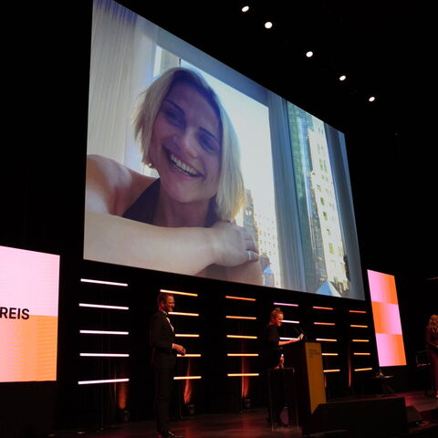 Mala Emde wird mit dem Hessischen Film- und Kinopreis 2025 mit dem Newcomerpreis ausgezeichnet Mala Emde wird mit dem Hessischen Film- und Kinopreis 2025 mit dem Newcomerpreis ausgezeichnet. Sie ist per Video zugeschaltet.