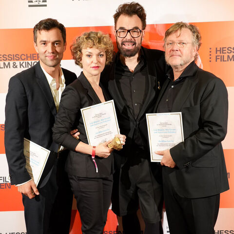 Der Schauspieler*innenpreis des Hessischen Rundfunks geht an Lisa Wagner, Nils Strunk und Justus von Dohnányi für ihre Arbeit in der ZDF-Serie „Die Affäre Cum-Ex“. Der Schauspieler*innenpreis des Hessischen Rundfunks geht an Lisa Wagner, Nils Strunk und Justus von Dohnányi für ihre Arbeit in der ZDF-Serie „Die Affäre Cum-Ex“.