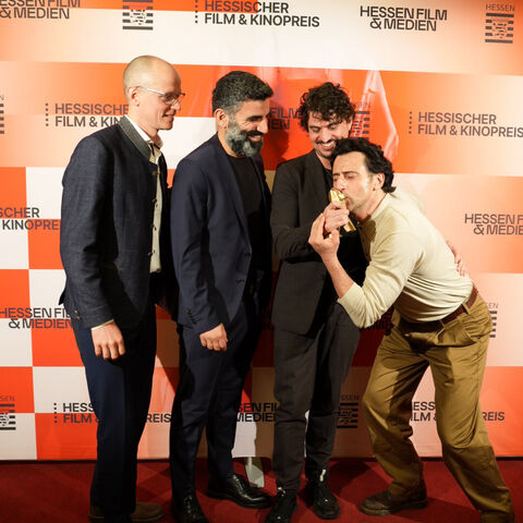 Das Ensemble um Devrim Lingnau, Serkan Kaya, Mehdi Meskar, Nicolette Krebitz, Aziz Çapkurt und Nazmi Kırık erhält den Sonderpreis der Jury beim Hessischen Film- und Kinopreis 2025. Das Ensemble um Devrim Lingnau, Serkan Kaya, Mehdi Meskar, Nicolette Krebitz, Aziz Çapkurt und Nazmi Kırık erhält den Sonderpreis der Jury beim Hessischen Film- und Kinopreis 2025.