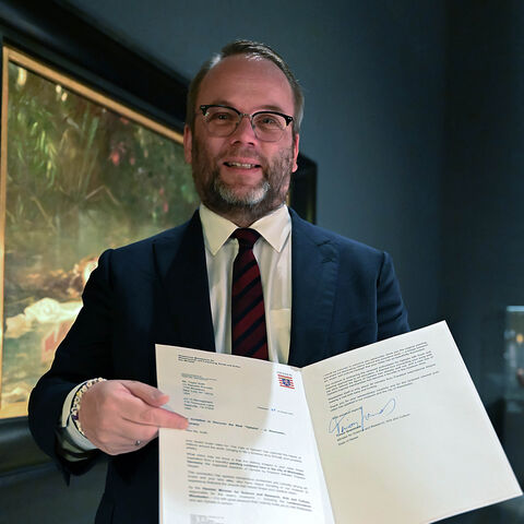 Kunst- und Kulturminister Timon Gremmels mit einem Einladungsschreiben an Taylor Swift. Kunst- und Kulturminister Timon Gremmels mit einem Einladungsschreiben an Taylor Swift.