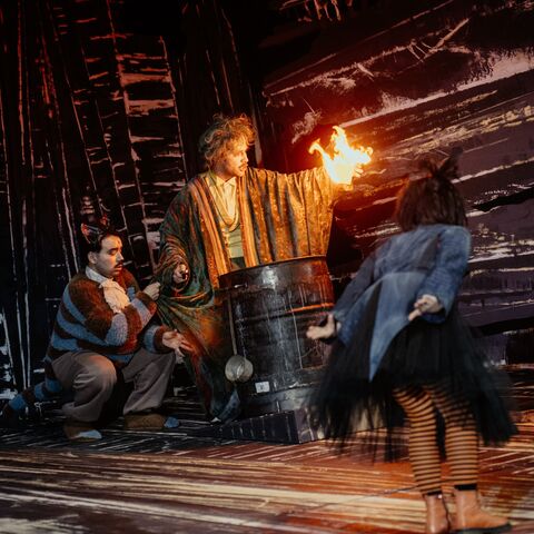 Szene aus "Der satan­archäo­lügen­ialko­höllische Wunschpunsch": Personen in einer Bibliothek