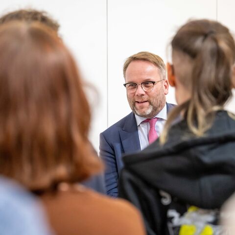 Minister Gremmels im Gespräch mit Studierenden