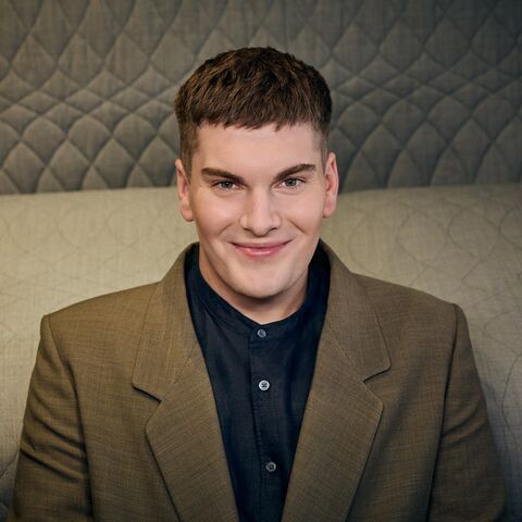 Filmregisseur und Drehbuchautor Joscha Bongard erhält den Newcomerpreis beim Hessischen Film- und Kinopreis 2026.