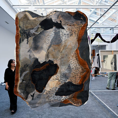 Ein großer mehrfarbiger Block, der an eine Steinwand erinnert: Kunst.